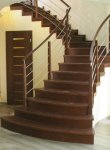 Masívne drevené schodisko sa stane ozdobou vášho domova